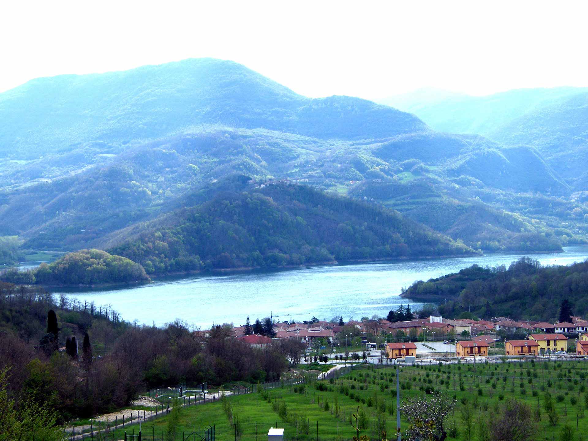 Borgo San Pietro e il Lago del Salto